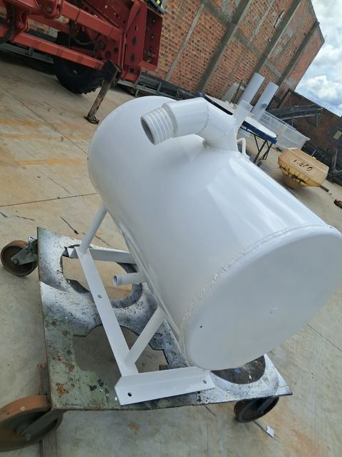 Tanque com tubulação